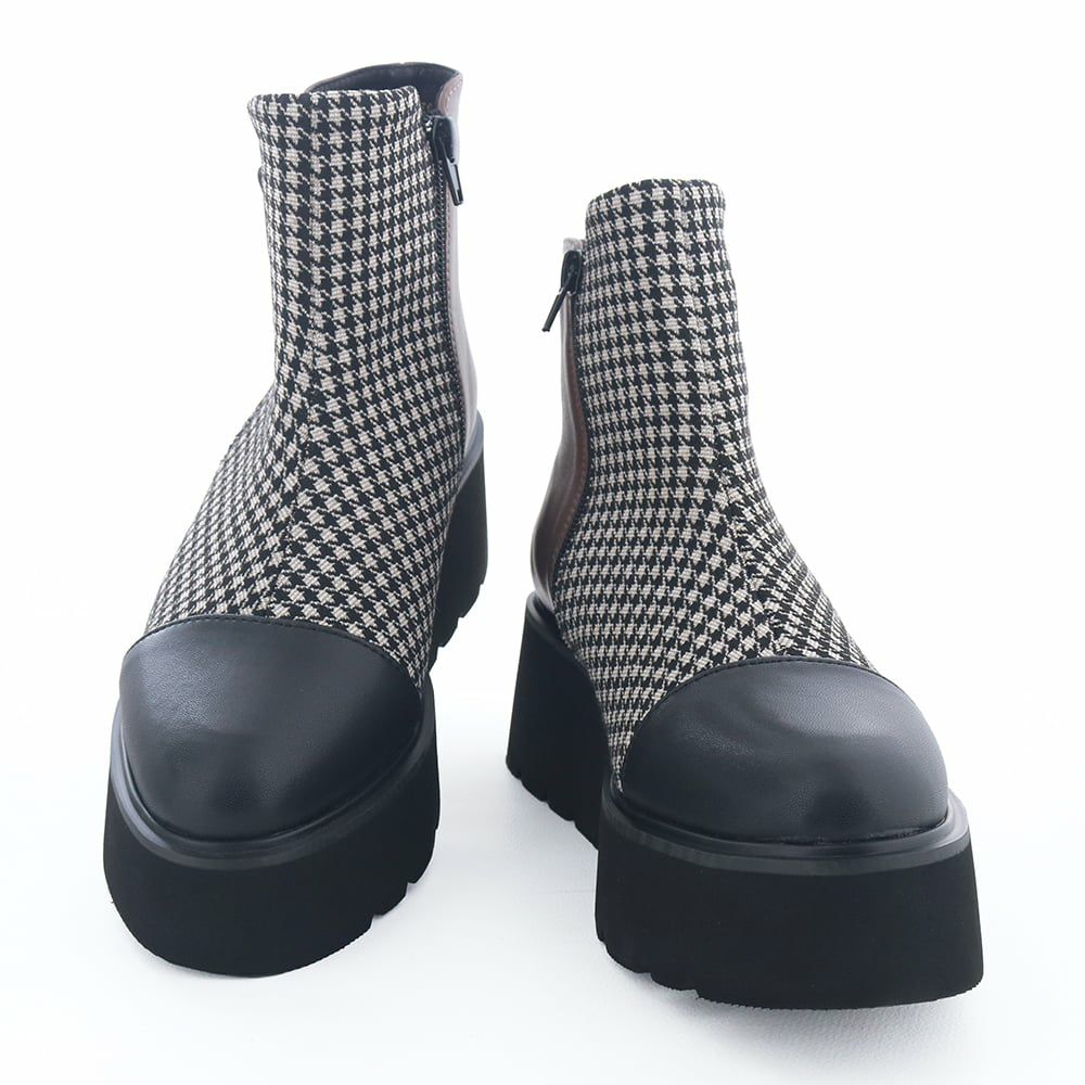 存在感たっぷりのボリュームソールは軽量で履き心地も軽快に