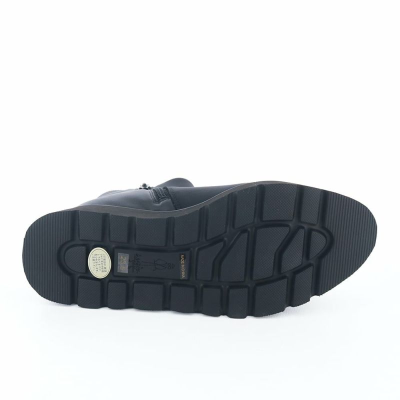 ソール全体に厚みがあり傾斜をほとんど感じません