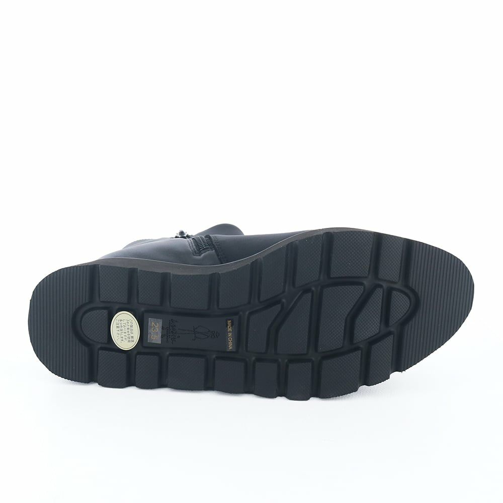 ソール全体に厚みがあり傾斜をほとんど感じません