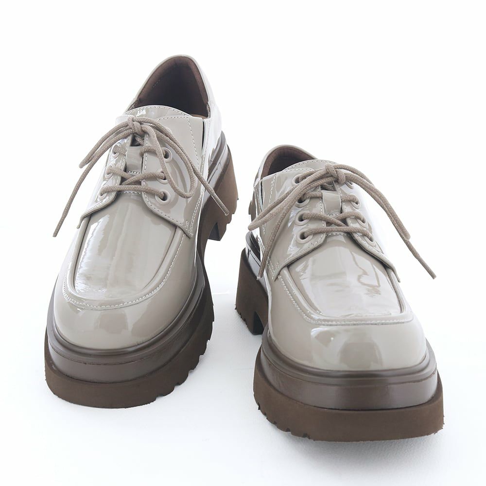 エナメルレザーのつや感でレトロモードな佇まい