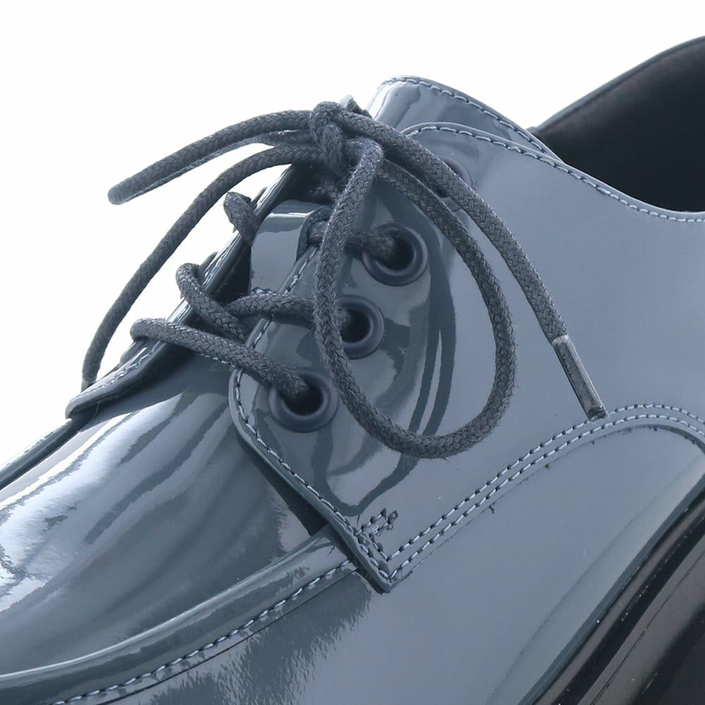 靴紐やハトメもアッパーと色を揃えてすっきりした印象