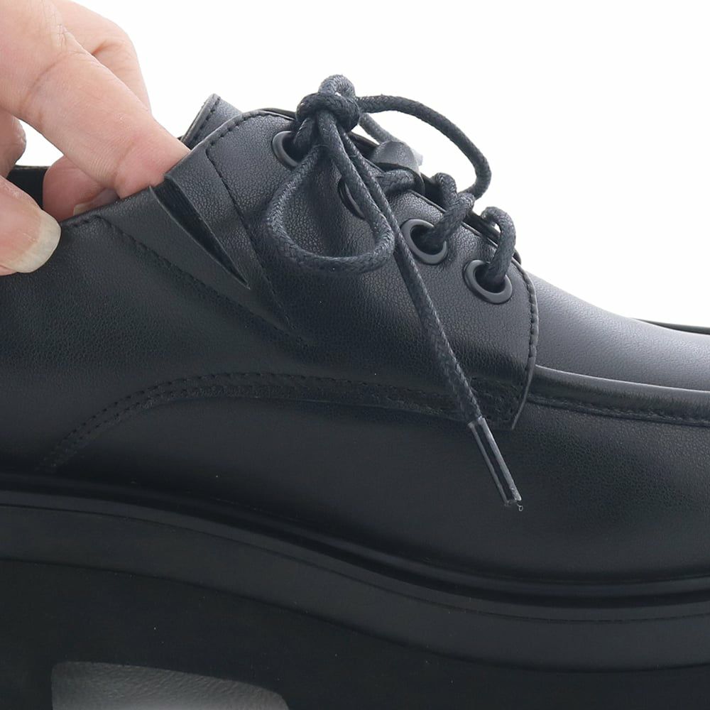 履き口にはゴムをあしらい、足入れがスムーズです