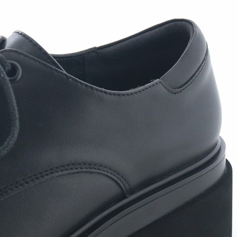 かかとパッドがやさしくフィット。靴擦れもしにくい