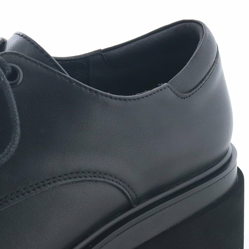 かかとパッドがやさしくフィット。靴擦れもしにくい