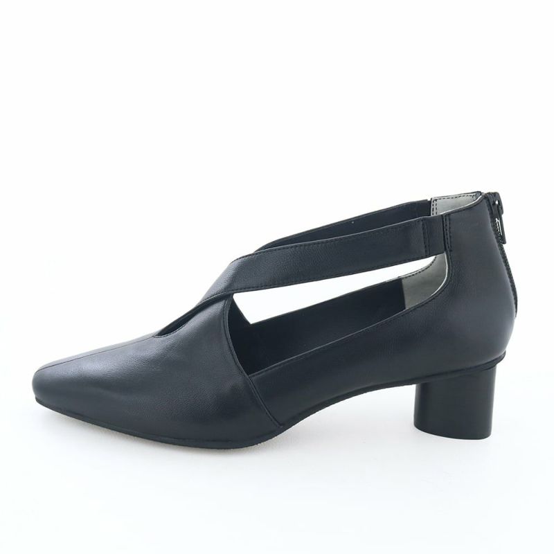 開きのあるフォルムで抜け感のあるシューティー