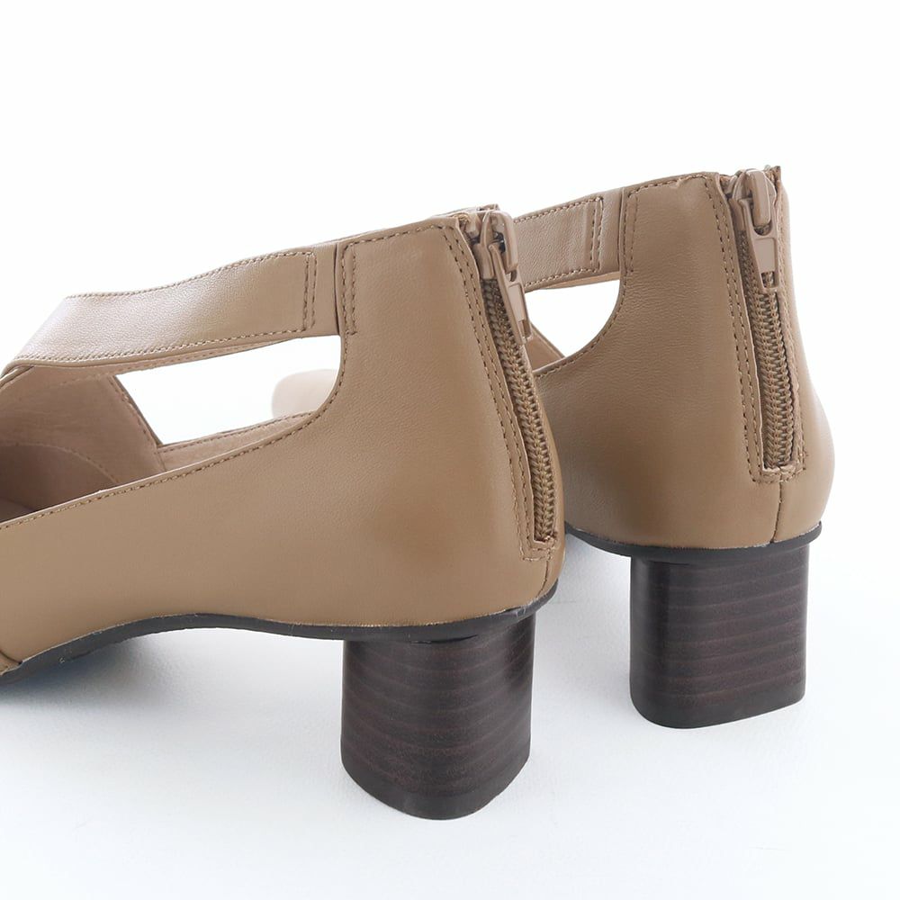 ヒールデザインもポイント。後姿もぬかりなしです