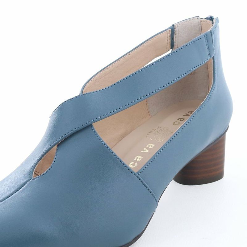 甲のストラップでしっかりホールド。安定感のある履き心地