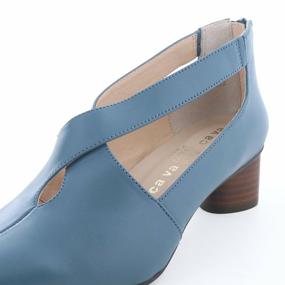 甲のストラップでしっかりホールド。安定感のある履き心地