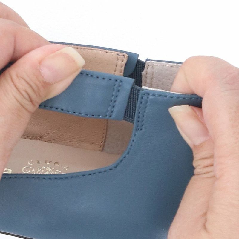 ストラップにはゴムを施し、足が動かしやすくなっています