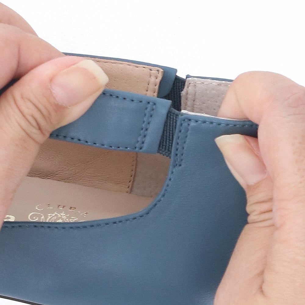 ストラップにはゴムを施し、足が動かしやすくなっています