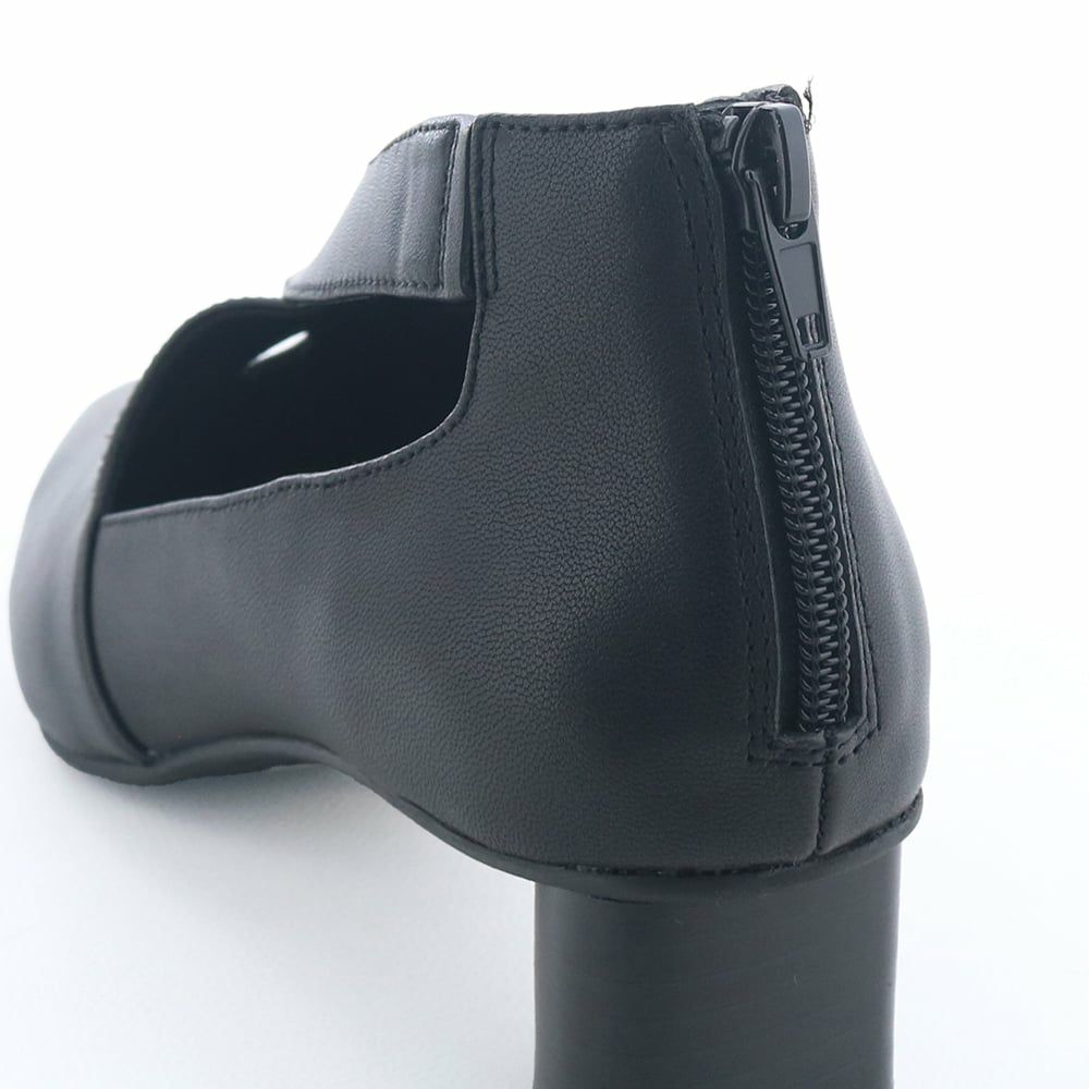 バックファスナーで着脱がスムーズ