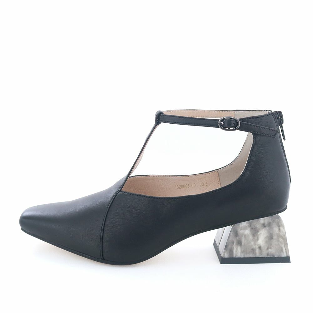 華奢なベルトが足もとをすっきりと見せるストラップパンプス