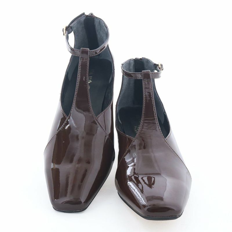 シャープすぎないポインテッドトゥと、ミニマルなフォルムがポイント