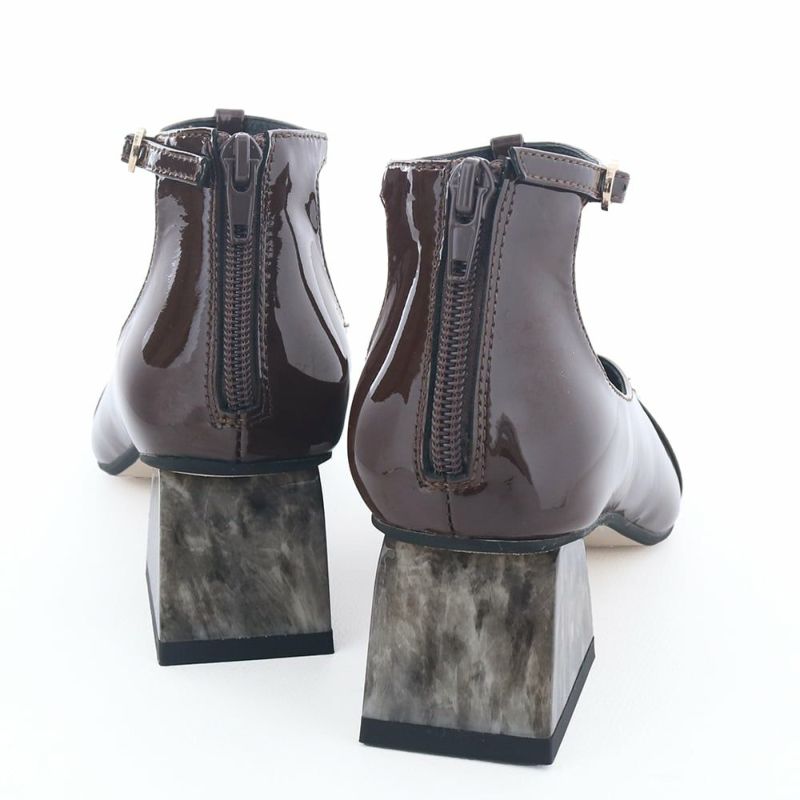 コーデの主役になる存在感たっぷりなデザインで、パーティシーンにもお勧め