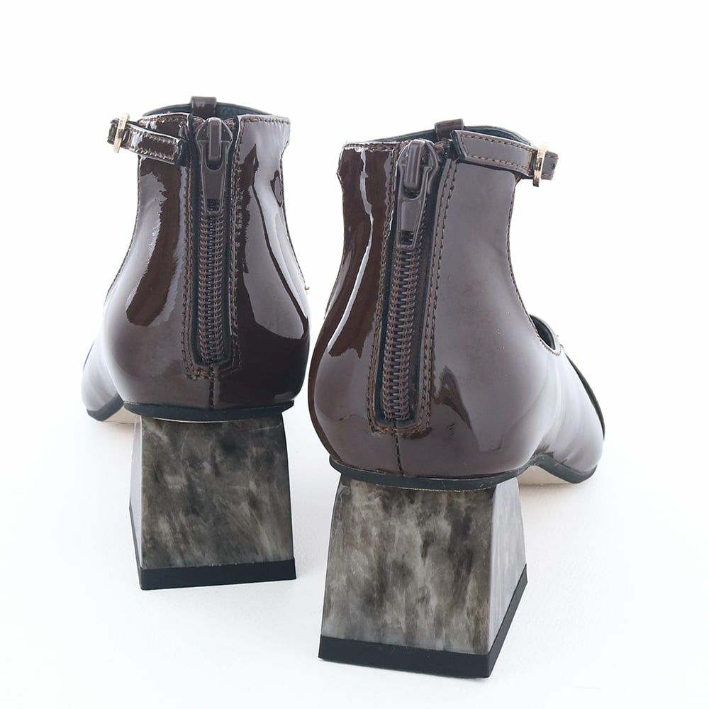 コーデの主役になる存在感たっぷりなデザインで、パーティシーンにもお勧め