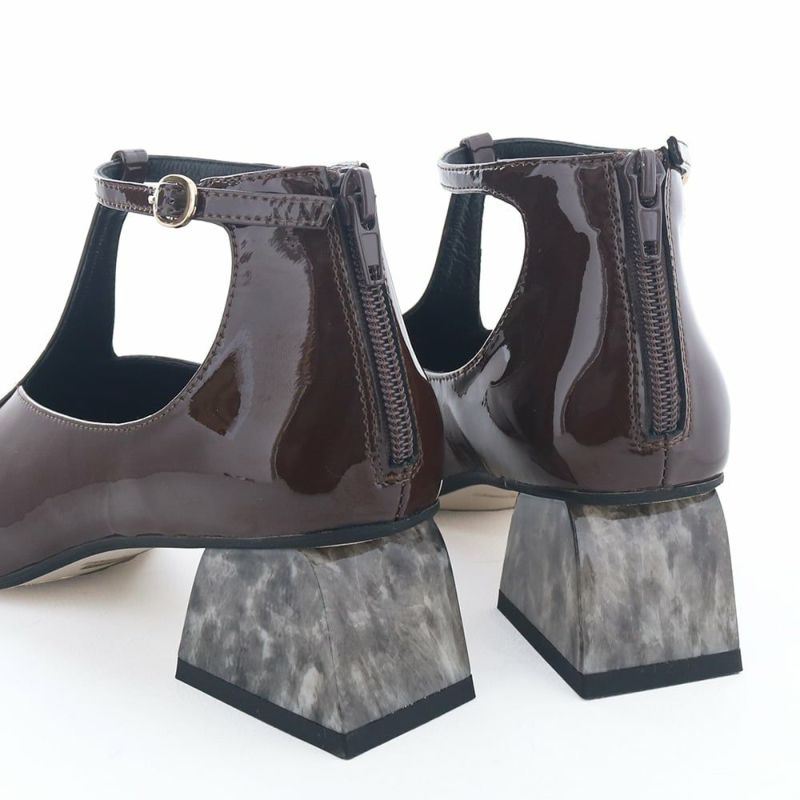 ヒールには大理石調プリントをあしらい、モダンでリッチな印象