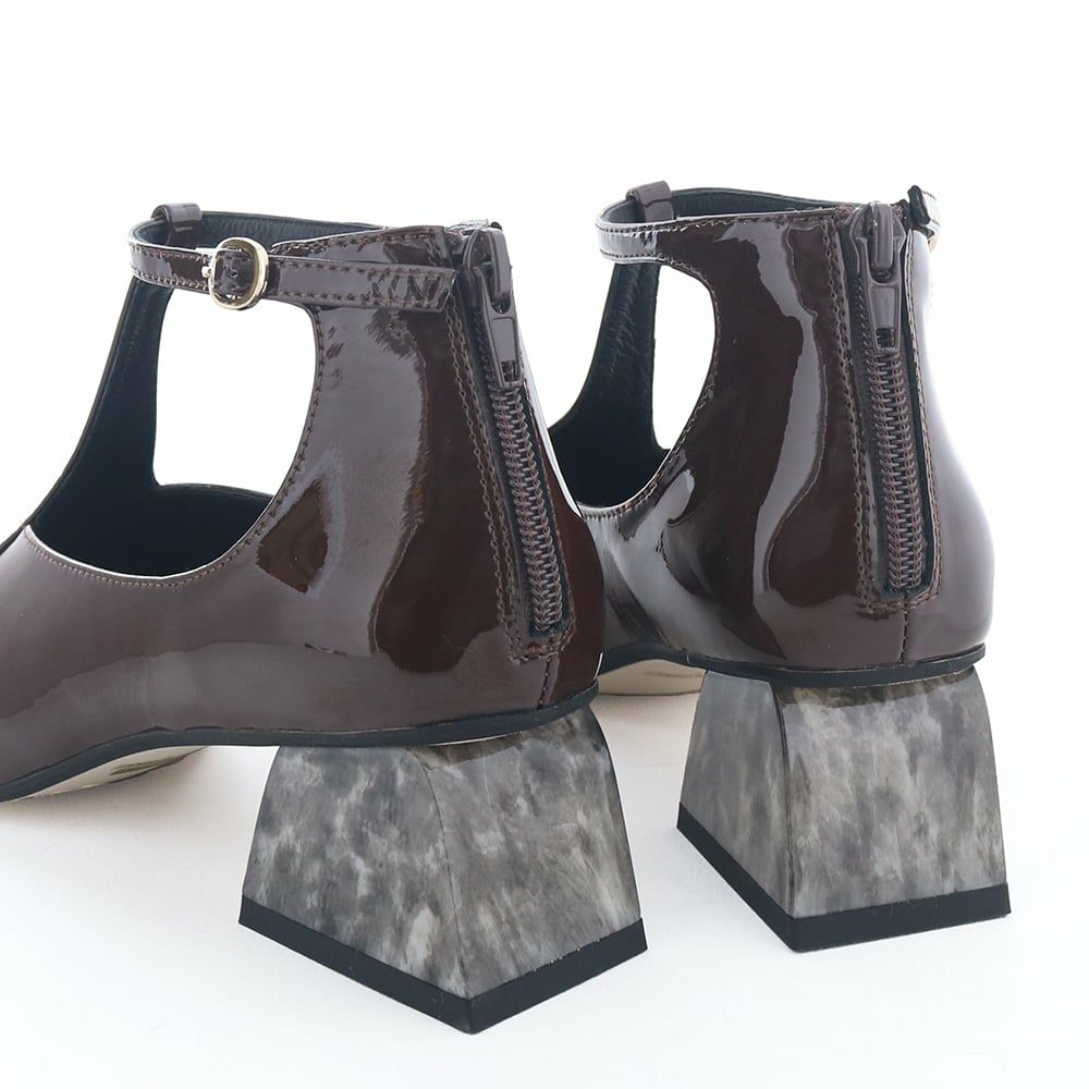 ヒールには大理石調プリントをあしらい、モダンでリッチな印象