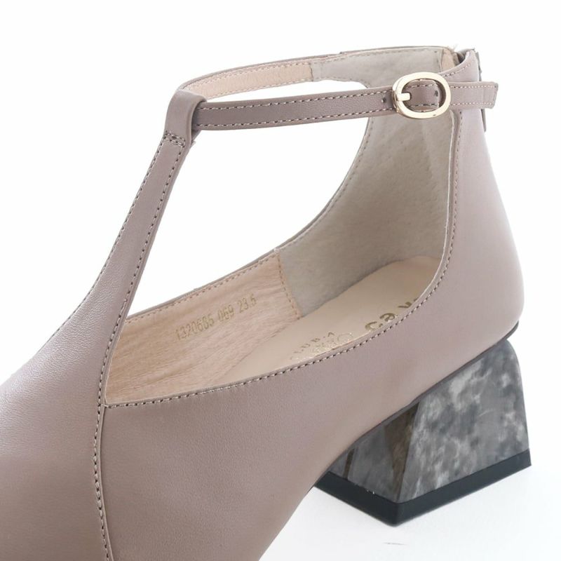 華奢見えする細身ストラップは足もしっかりホールドしてくれます