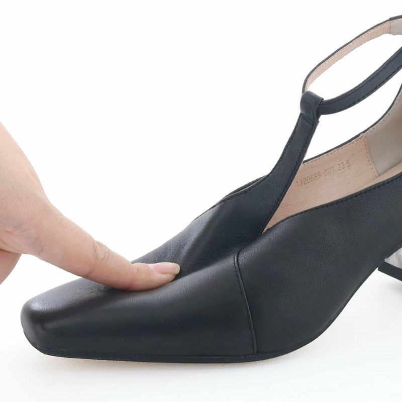 見た目よりもソフトな履き心地もこのパンプスの魅力です