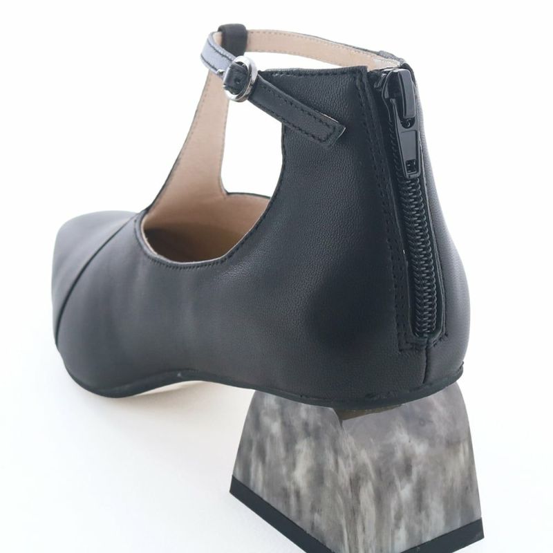 バックファスナー付きでストラップは外さず着脱できます