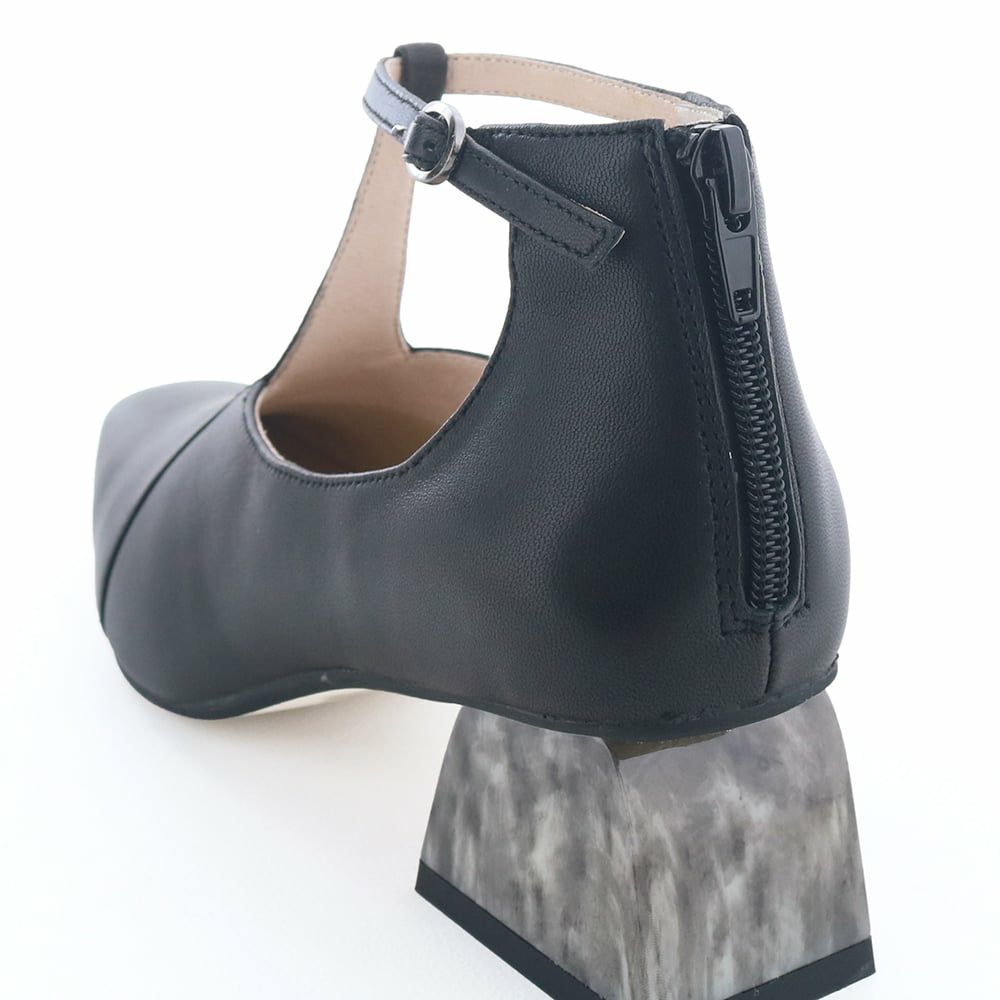 バックファスナー付きでストラップは外さず着脱できます