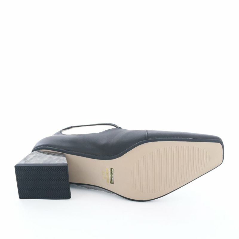 特徴的なヒールは台形で安定感抜群。機能性も兼ね備えています