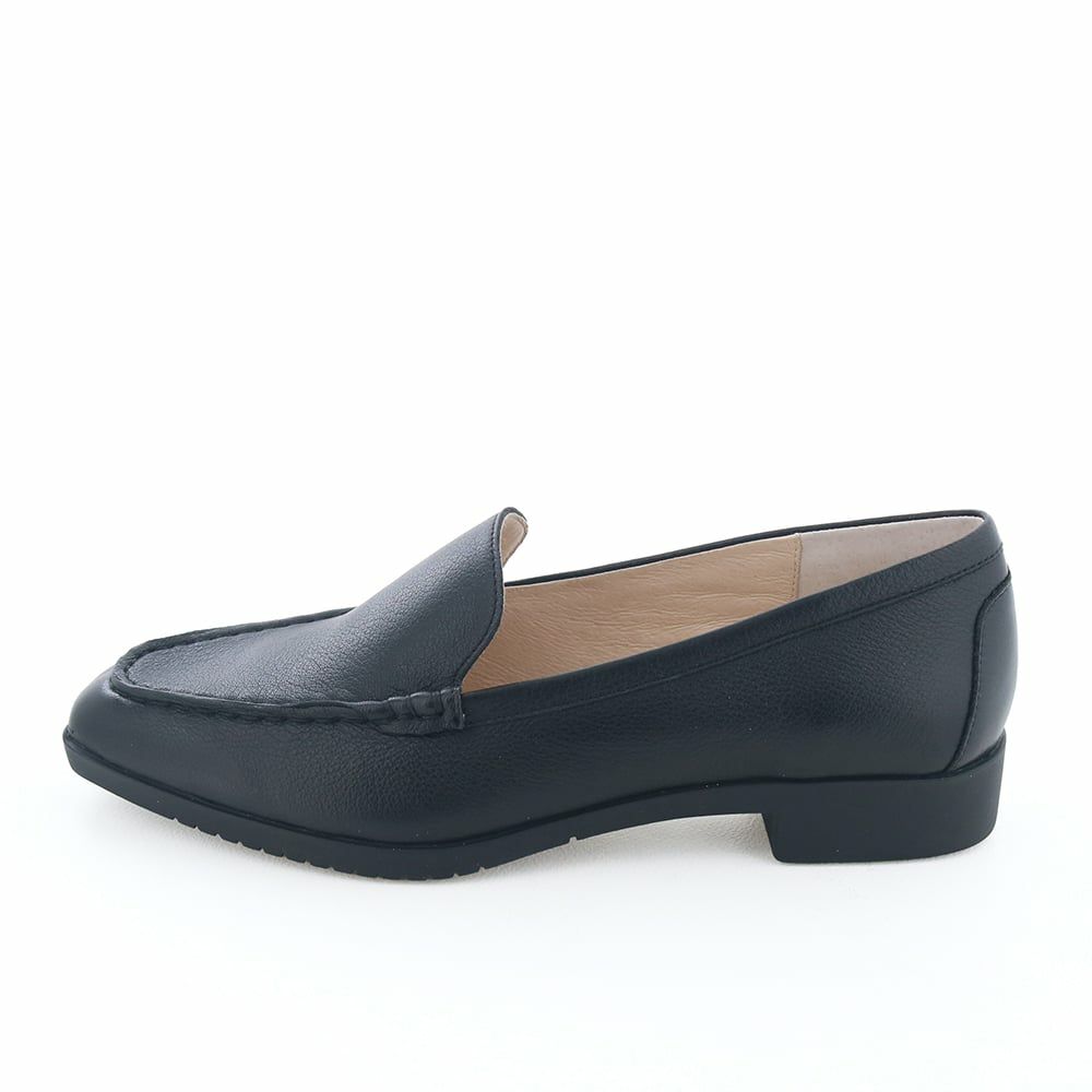 オリジナルのモールドソールを採用した、履き心地のよいモカシンシューズ