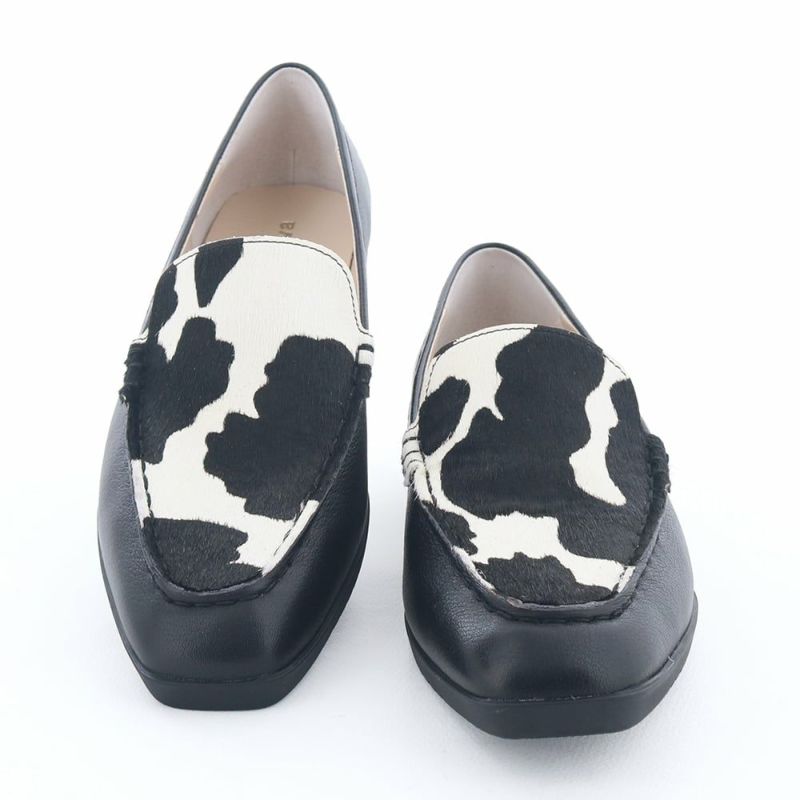 くせのないデザインで季節や場面を問わず、一年中履ける一足です