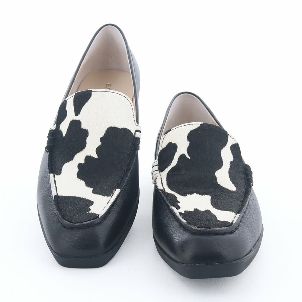 くせのないデザインで季節や場面を問わず、一年中履ける一足です