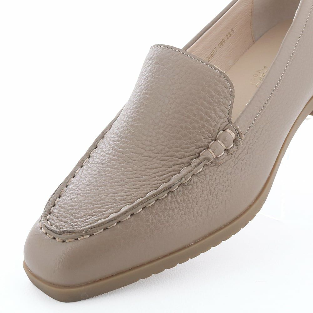 すっきりトゥラインできれいめに。オフィスコーデにも似合う顔つきです