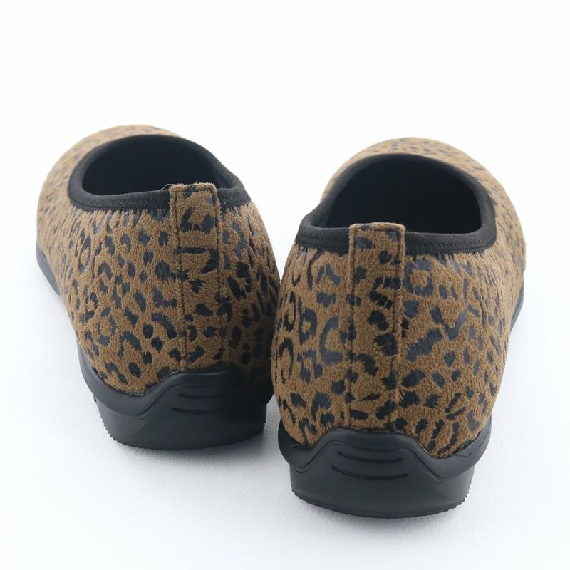 スニーカー感覚で履ける快適さで、オンオフ問わずに活躍します