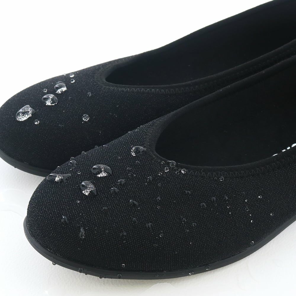 天候の変化を気にせず履けるのも嬉しい