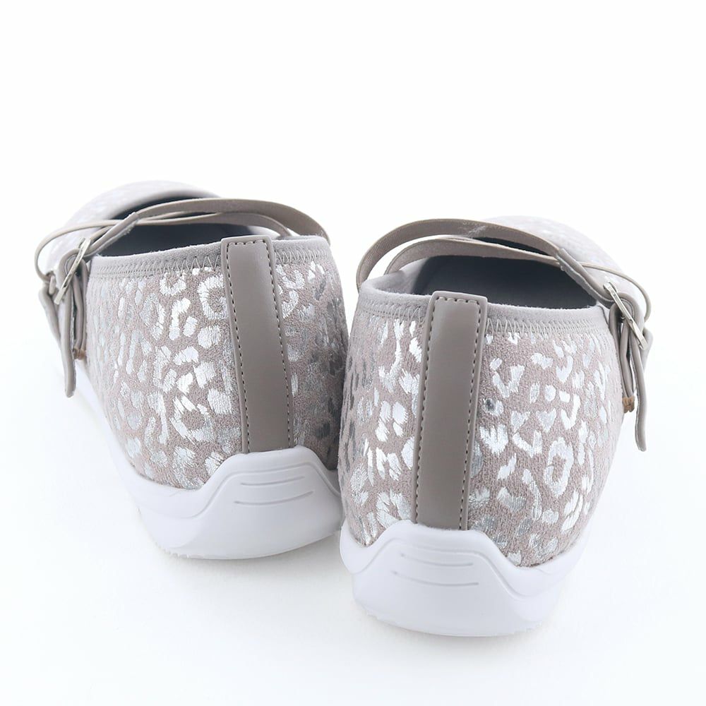 スニーカー感覚で履ける快適さで、オンオフ問わずに活躍します