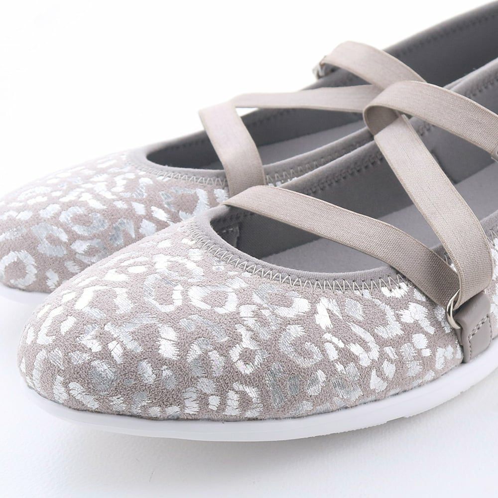 キラッと光るアニマルプリントはコーデのアクセントに（シルバーコンビ）