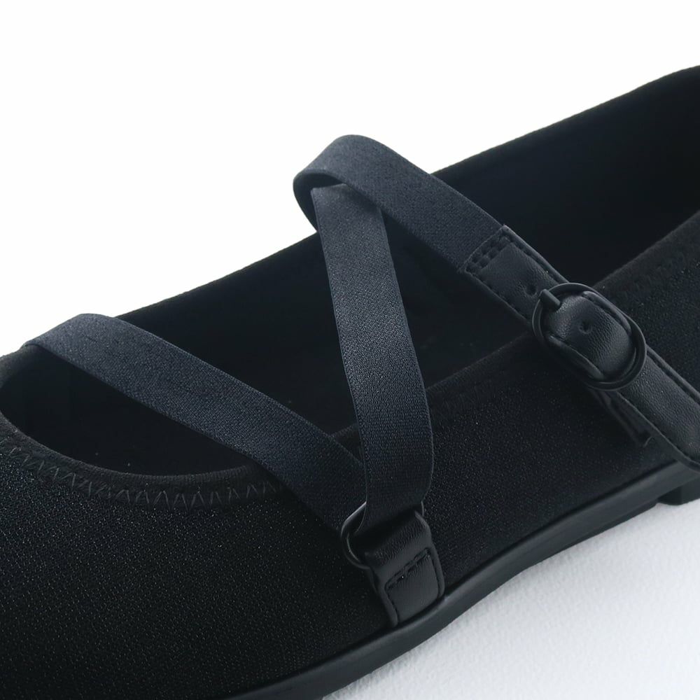 ゴムストラップでしっかり甲をホールド