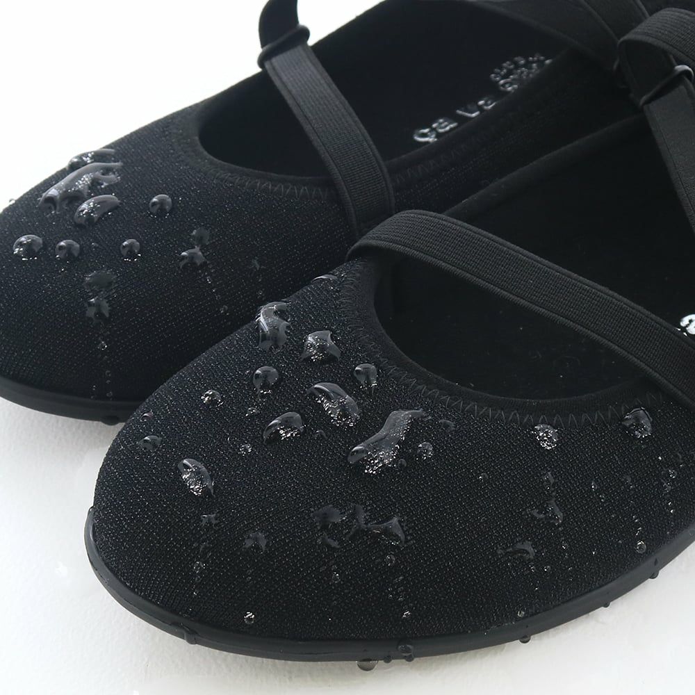 撥水加工で天候の変化を気にせずに履けるのが嬉しい