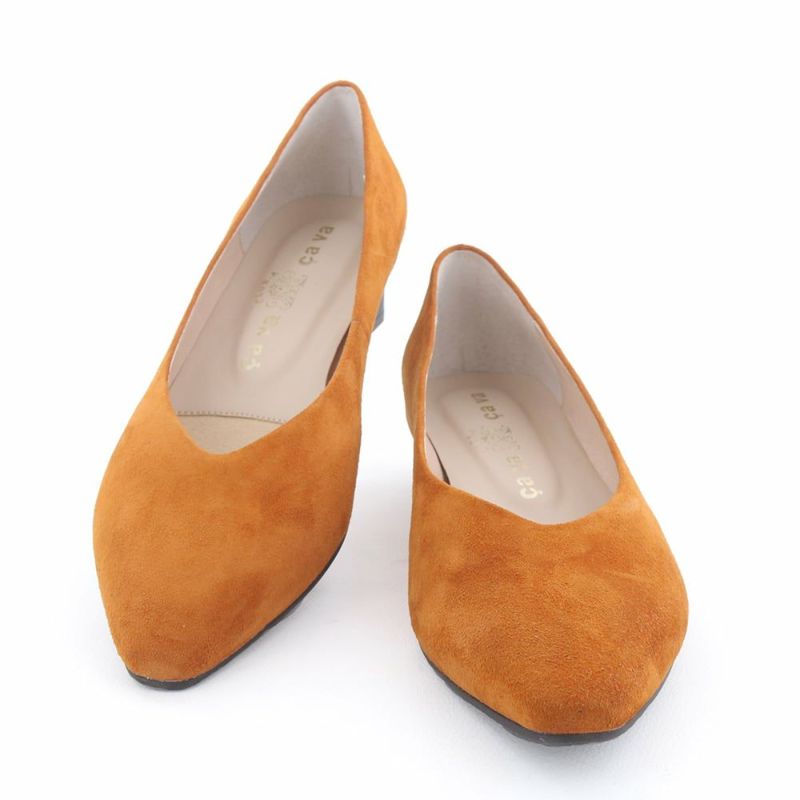 シャープ過ぎないVカットとやや深めのバランスで安定感のある履き心地です