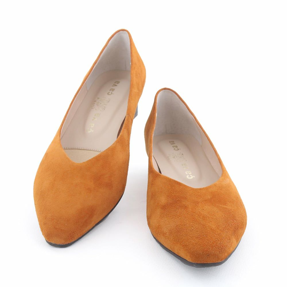 シャープ過ぎないVカットとやや深めのバランスで安定感のある履き心地です