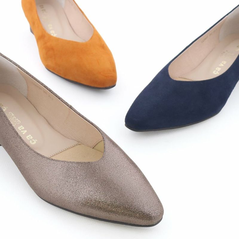 カラーによって素材が異なるのでお好みの一足を探してみて