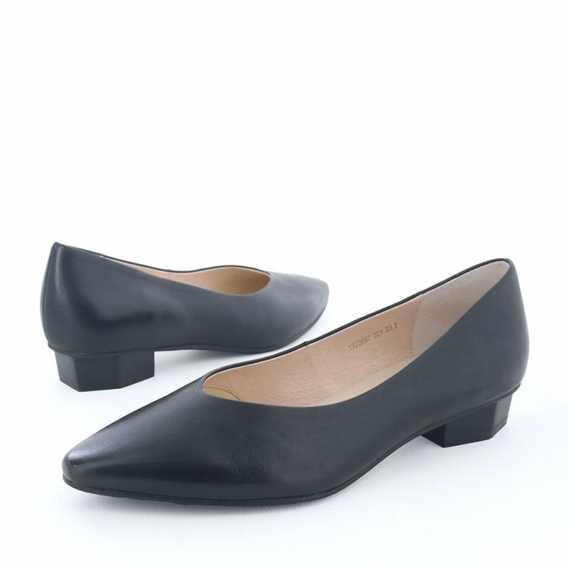 ベーシックなブラックはフォーマルシーンにも活躍しそう