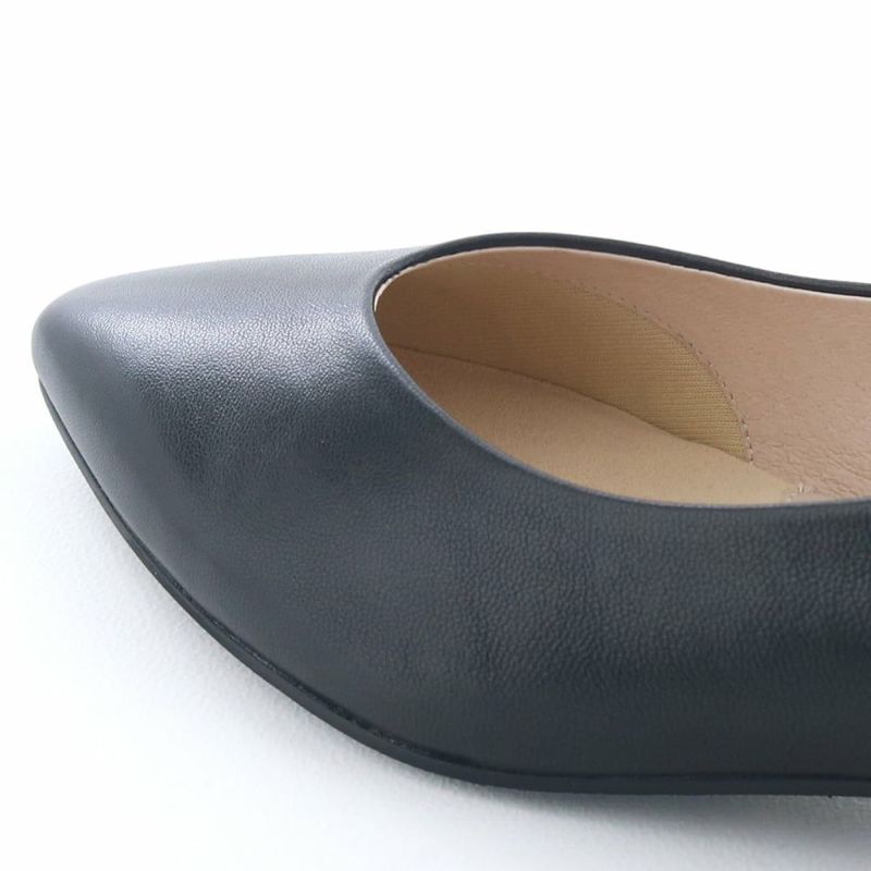 つま先はふんわりスポンジで包まれる履き心地