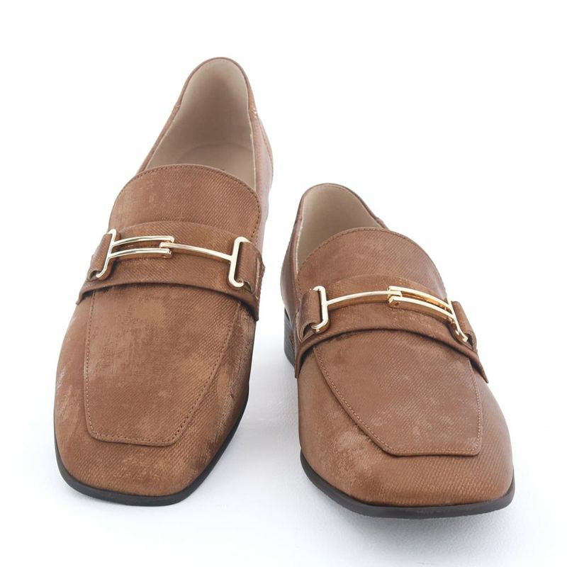 足元でキラッと光るビット金具がアクセントになった一足