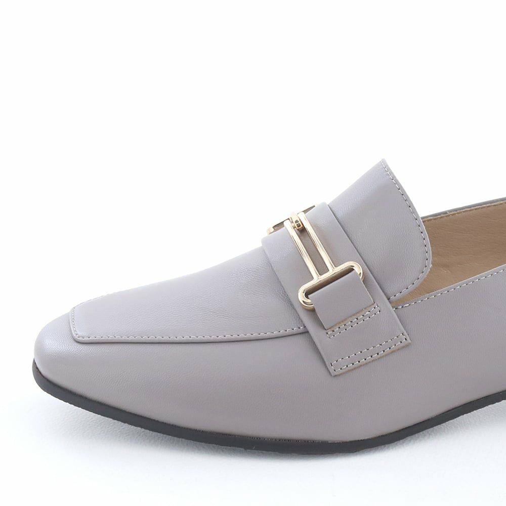 トゥラインはすっきりとしたスクエアトゥ。お仕事シーンにも活躍しそう