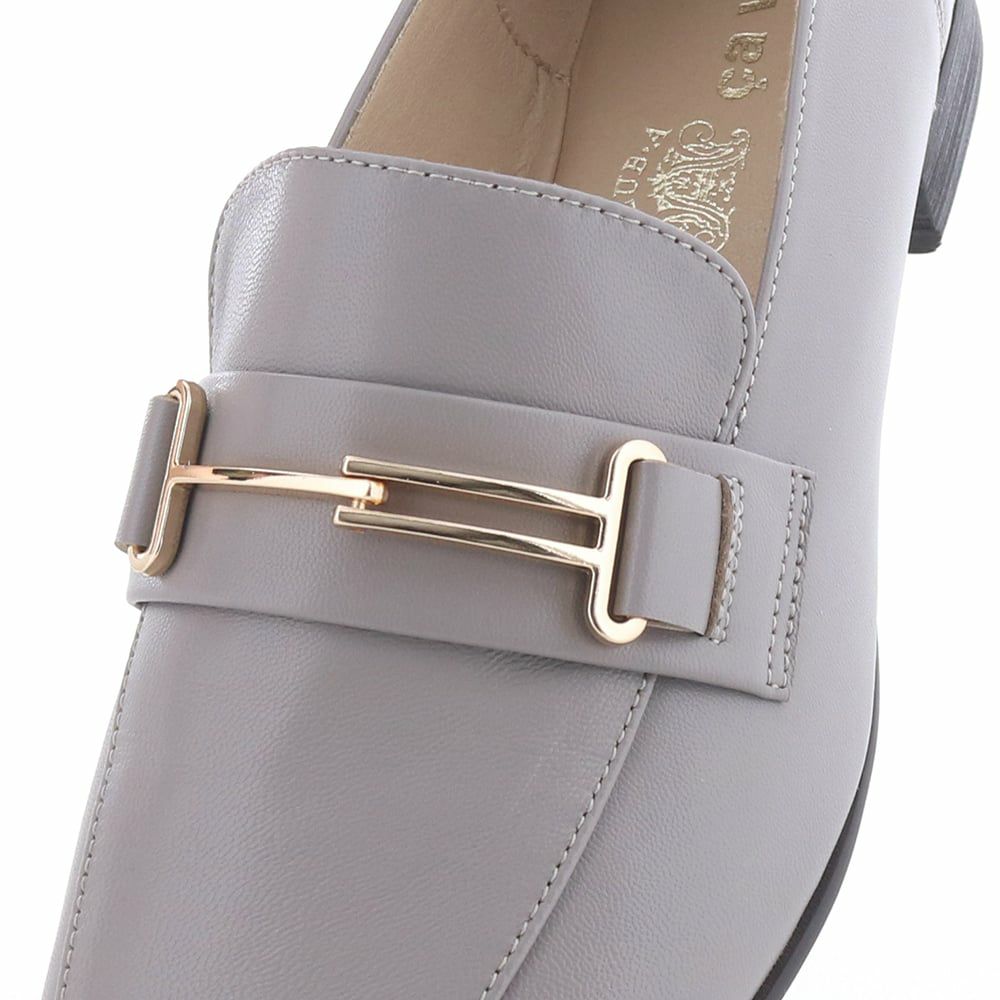 金具はブランドオリジナルデザイン。足元のアクセントに