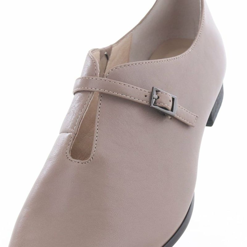 小さなベルトがアクセントに。ミニマルなフォルムに奥行きをプラスします