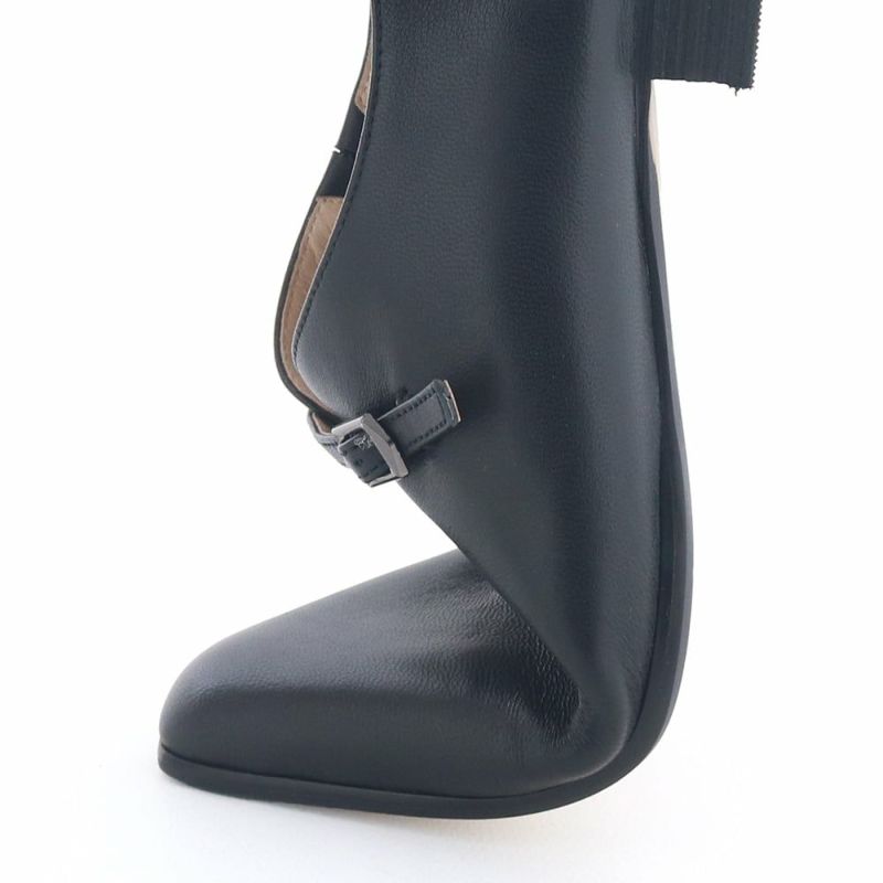 ソールの返りがよいのもポイント。靴が足についてくるので歩行がしやすい