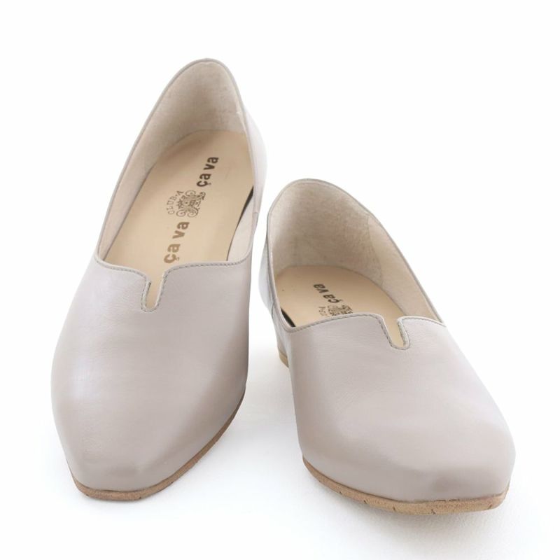 小さなVカットがアクセントになった、ミニマルなデザイン