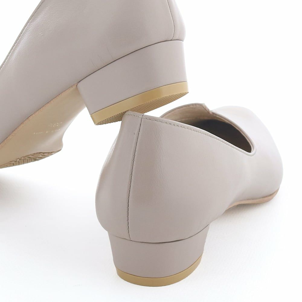 低めでもきちんと感のあるヒール。楕円形のデザインが愛らしい