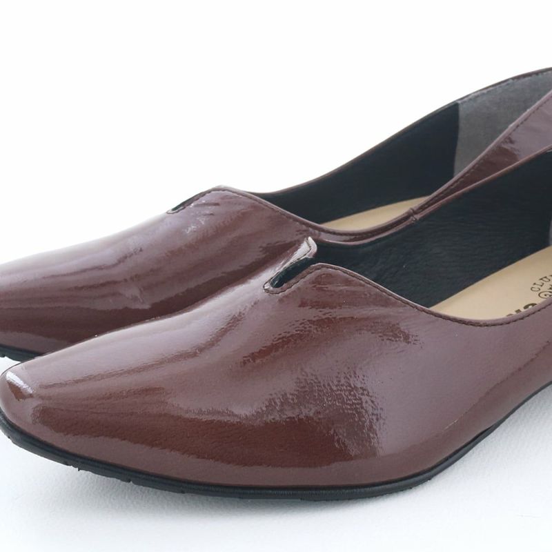 ワインはエナメルレザー。ニュアンスのある秋カラーはコーデのポイントに