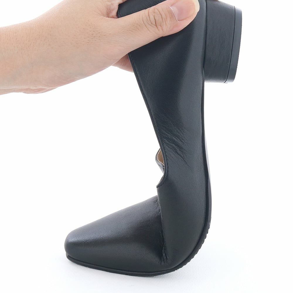 ソールの返りがよいのもポイント。歩行もスムーズ